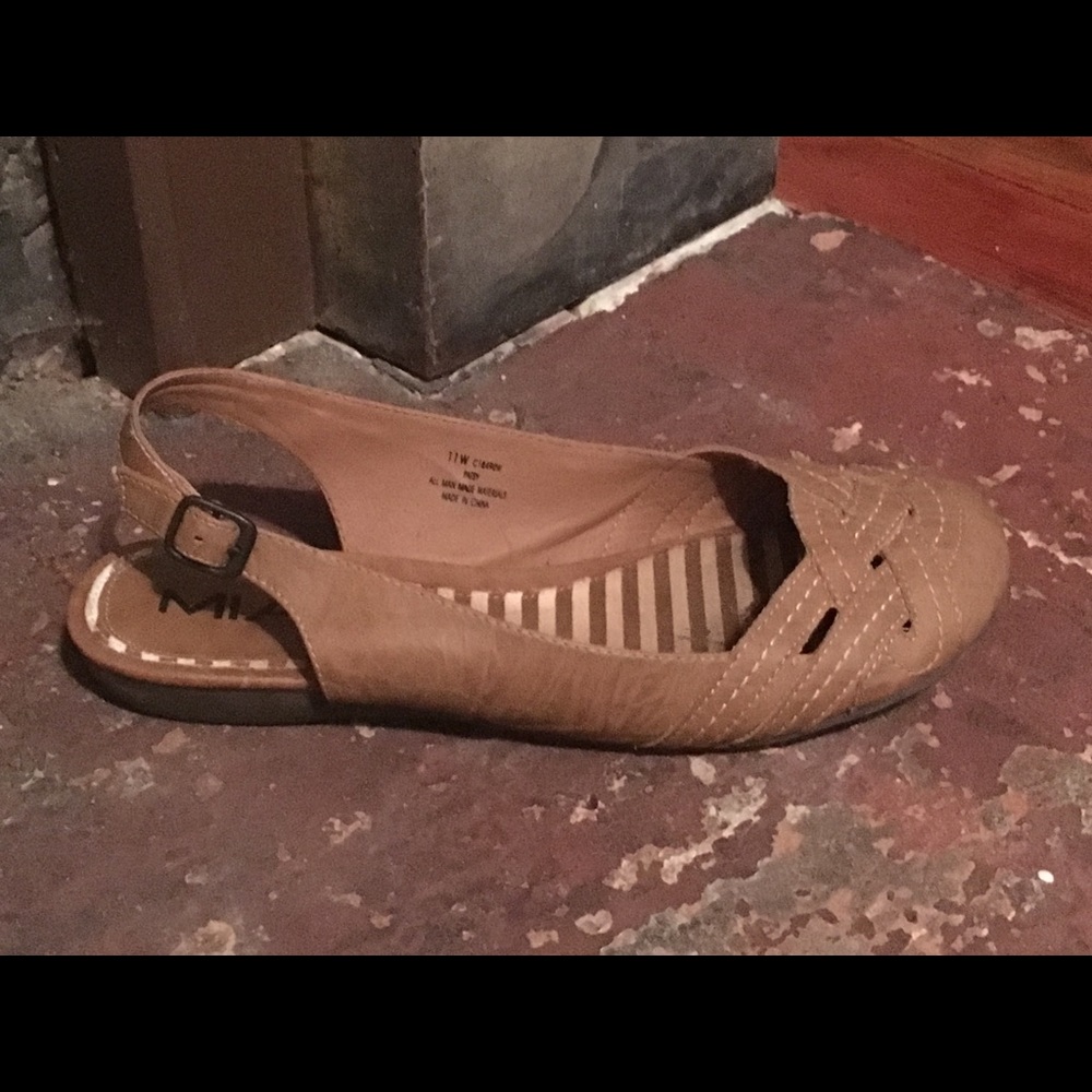 Size 11W brown flats.